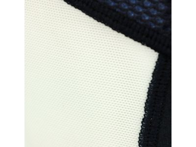 通気性を考慮した収縮性のあるメッシュ素材を使用。