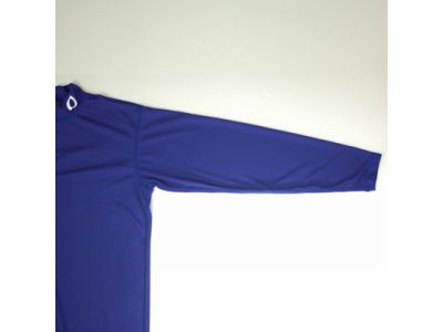 タイローカット：長袖シャツが投球時に邪魔にならないように肩から手首に近づくにつれてフィットするシルエットを採用しました。