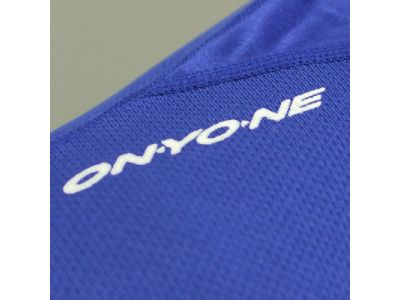 右肩にONYONEロゴ（プリント）。