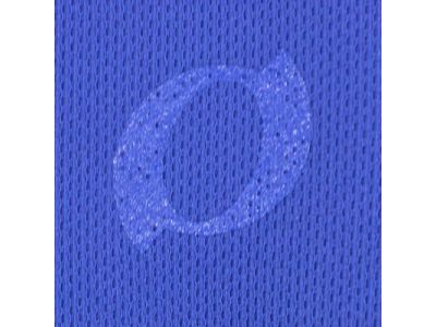 胸中心部に同色タイプのオーバルマーク（プリント）。