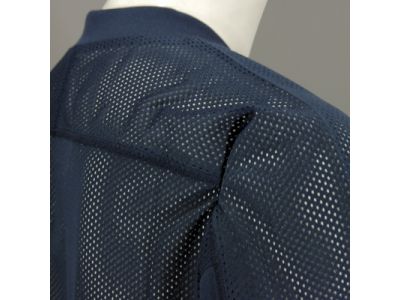 背面部分を全てメッシュ素材を採用し軽量化と通気性が向上します。