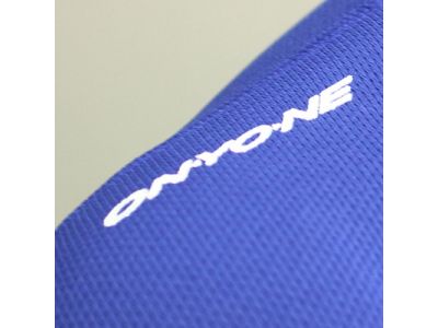 右肩にONYONEロゴ（プリント）。