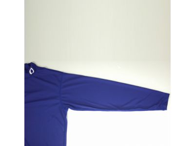 タイローカット：長袖シャツが投球時に邪魔にならないように肩から手首に近づくにつれてフィットするシルエットを採用しました。