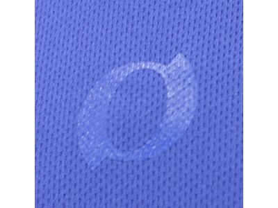 背中　同色タイプのオーバルマーク（プリント）。