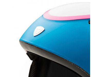 ヘルメット内部のEPSシェル（ポリスチレン）にPCフィルムを融合させることによって、軽量で高強度を実現。