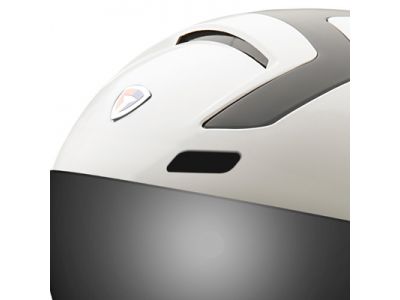 ヘルメット内部のEPSシェル（ポリスチレン）にPCフィルムを融合させることによって、軽量で高強度を実現。