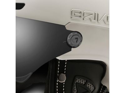 バイザー取外し可能なのでで天候に応じて、ゴーグルを併用可能。