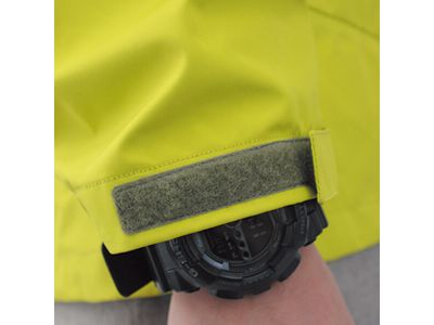 タブ、ゴムシャーリングの位置を工夫した袖口仕様。腕時計の確認が容易です。