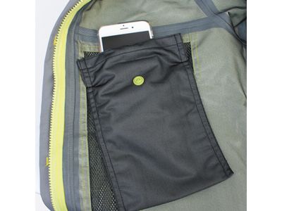 防水内ポケットは水分を通さない素材を使用。携帯電話や紙幣などの濡れを防ぎます。