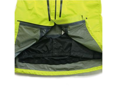 パウダースカート。裾口からの風の巻き込みや雪の侵入を防いでくれます。