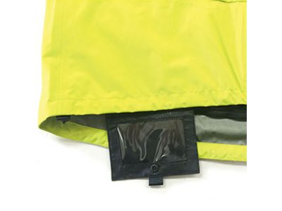 裾にパスケースが付いています。