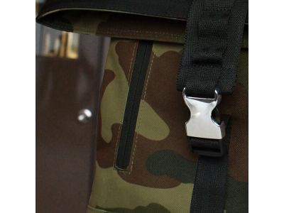 前面に多機能ポケット。