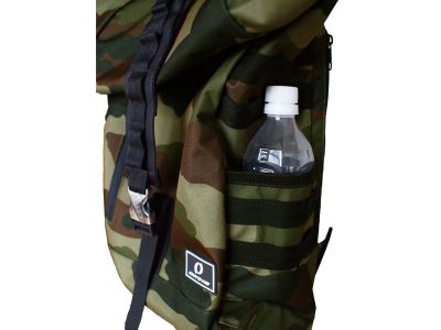 ドリンクの収納に便利な大きめのサイドポケット