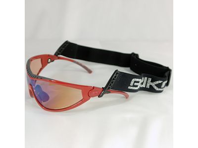 アクティブな動きに対応するストラップ付