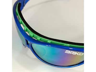 額から垂れる汗を止めてくれる着脱式ブローパット。