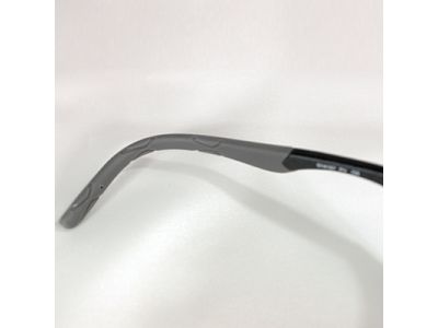 広範囲に滑り止めテンプルエンド搭載