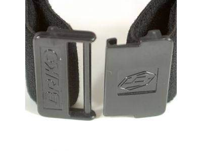 脱着を考慮してストラップ後部にリアバックルを配置