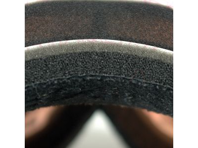 3つの異なる密度のスポンジを重ね合わせることでさまざまな顔の形状条件に高いフィット性を実現