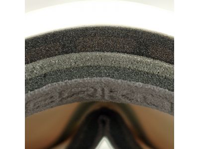 3つの異なる密度のスポンジを重ね合わせることでさまざまな顔の形状条件に高いフィット性を実現