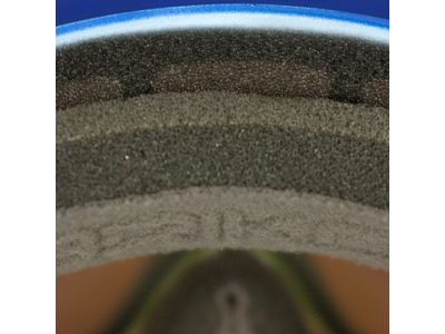 3つの異なる密度のスポンジを重ね合わせることでさまざまな顔の形状条件に高いフィット性を実現