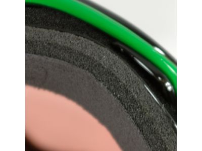 ３つの異なる密度のスポンジを重ね合わせることでさまざまな顔の形状条件に高いフィット性を実現