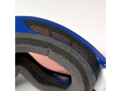 フレーム上部に大きなベンチレーション搭載。