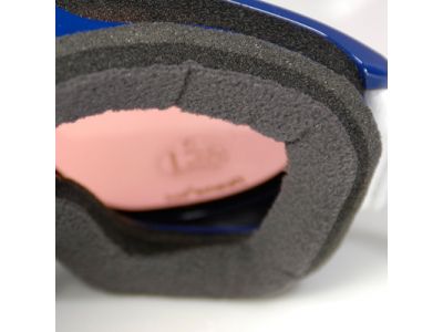 3つの異なる密度のスポンジを重ね合わせることでさまざまな顔の形状条件に高いフィット性を実現。