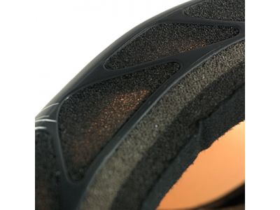 3つの異なる密度のスポンジを重ね合わせることでさまざまな顔の形状条件に高いフィット性を実現