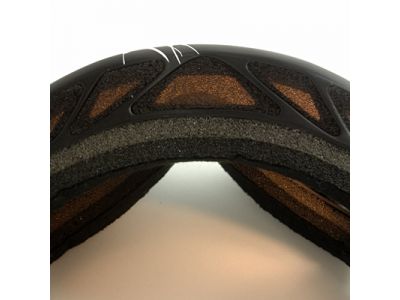 フレーム上部に大きなベンチレーション搭載