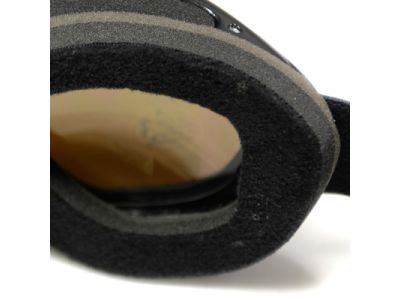 3つの異なる密度のスポンジを重ね合わせることでさまざまな顔の形状条件に高いフィット性を実現。