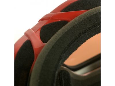 3つの異なる密度のスポンジを重ね合わせることでさまざまな顔の形状条件に高いフィット性を実現