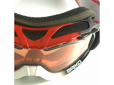 フレーム上部に大きなベンチレーション搭載