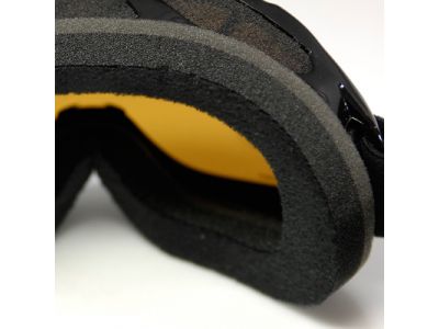 3つの異なる密度のスポンジを重ね合わせることでさまざまな顔の形状条件に高いフィット性を実現。