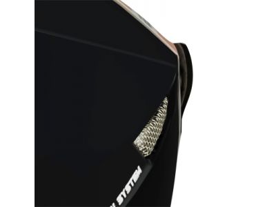 後部左右にはヘルメット内の湿気や熱気が外に抜けるよう排気孔が設けられている。また、中心にはゴーグル止めが付属。