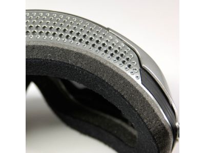 3つの異なる密度のスポンジを重ね合わせることでさまざまな顔の形状条件に高いフィット性を実現。