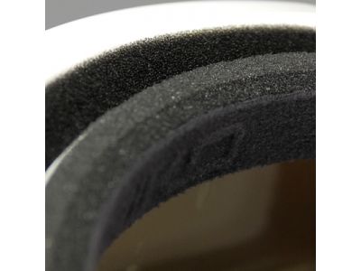 3つの異なる密度のスポンジを重ね合わせることでさまざまな顔の形状条件に高いフィット性を実現。