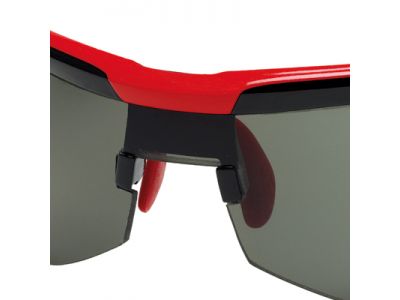 チタニウムを混合させた強化プラスチックを採用。フレームに弾力性を持たせています。