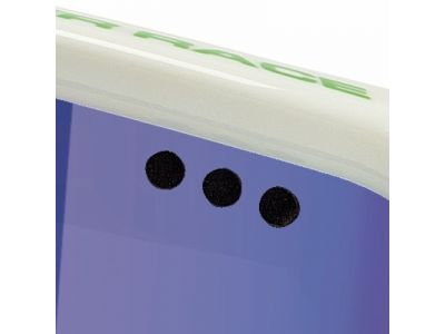 ベンチレーショ付きレンズ レンズ内の曇りを軽減する目的で配置された空気孔。