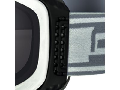 フレーム外枠に取り付けられた可動パーツ。ヘルメットとの併用時に高いフィット性を実現