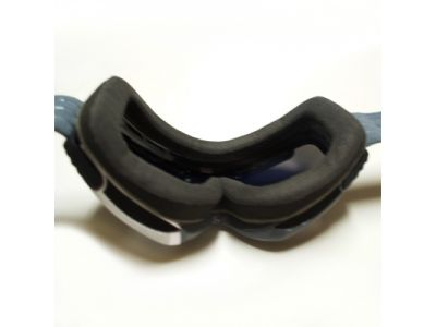 さまざまな顔形状にフィットする3層構造のスポンジ。