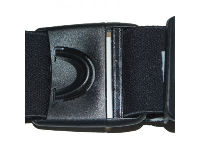 脱着を考慮してストラップ後部にリアバックルを配置。