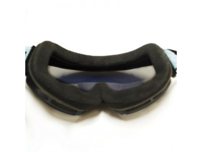 さまざまな顔形状にフィットする3層構造のスポンジ。