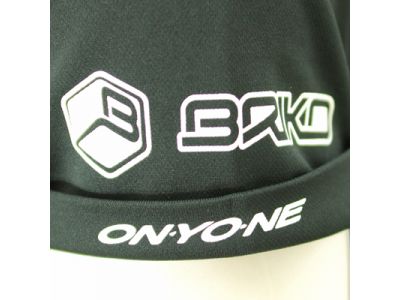 左袖を折り返すとオンヨネロゴとBRIKOロゴが現れます。