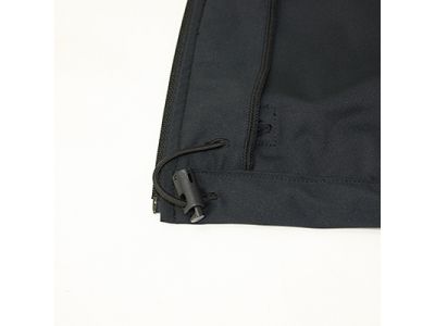 裾はドローコードで調節可能です。