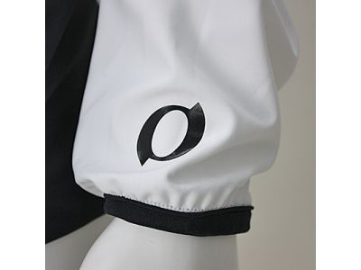 右袖にONYONEロゴ。