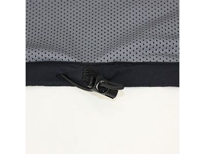 裾はドローコードで調節可能です。