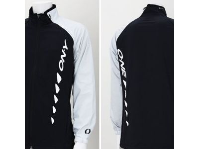 左前、左背中にONYONEロゴ。