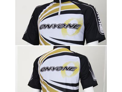 前面・背中にONYONE　Bigをロゴが入ります。