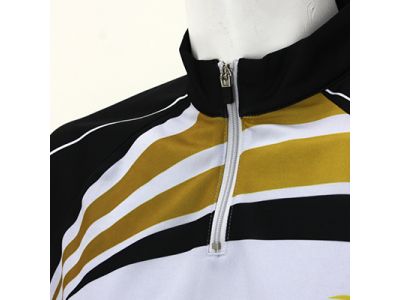 ハーフZIPが適度な温度調整を可能にします。