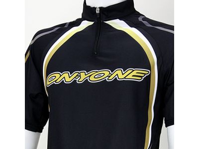 前面にONYONE　Bigをロゴが入ります。